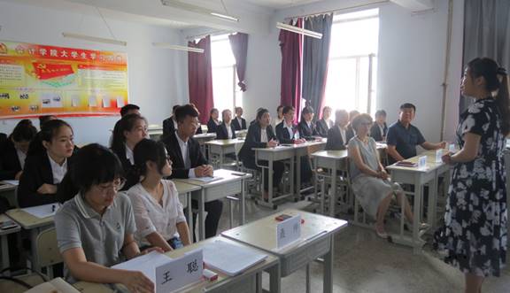学生们认真聆听林冬梅副院长的嘱托.jpg